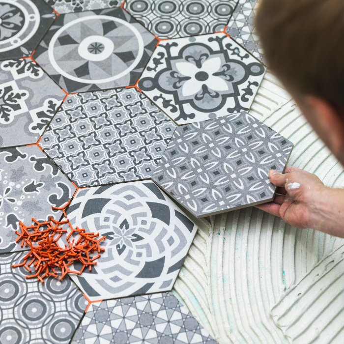 Pose de carreaux de ciment à motifs dans une pièce de vie