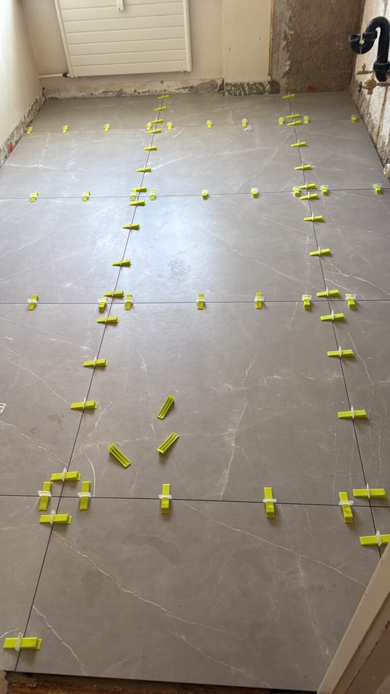 Carrelage en cours de pose avec croisillons de calepinage