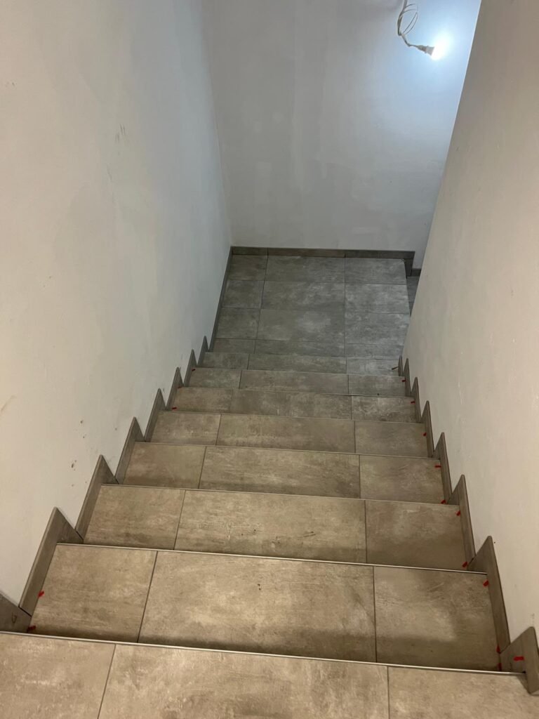 Marches d’escalier habillées de carrelage avec nez de marche