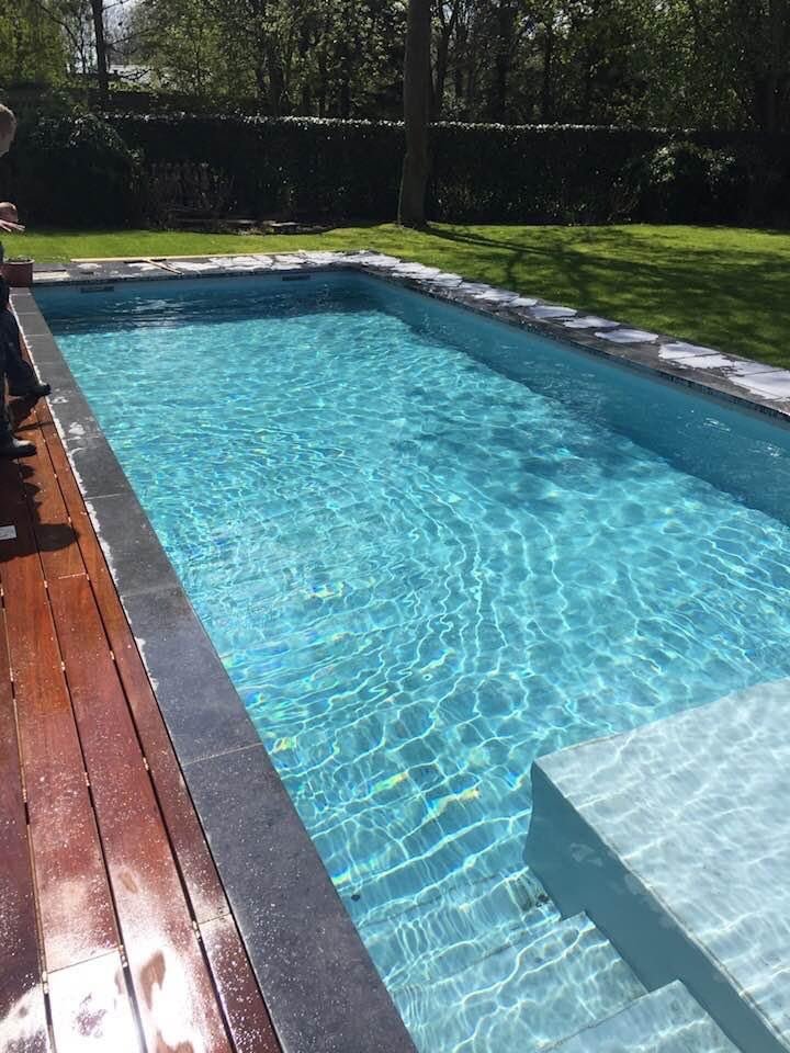 Bassin de piscine carrelé