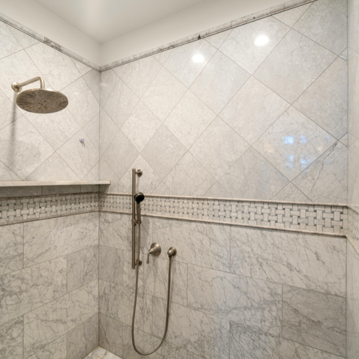 Carrelage mural et sol d’une salle de bain rénovée