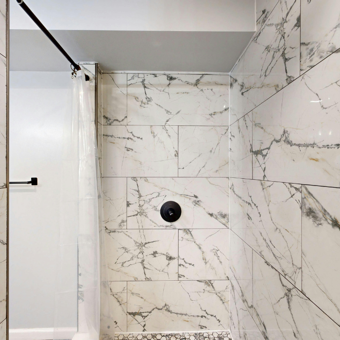 Salle de bain carrelée du sol au plafond