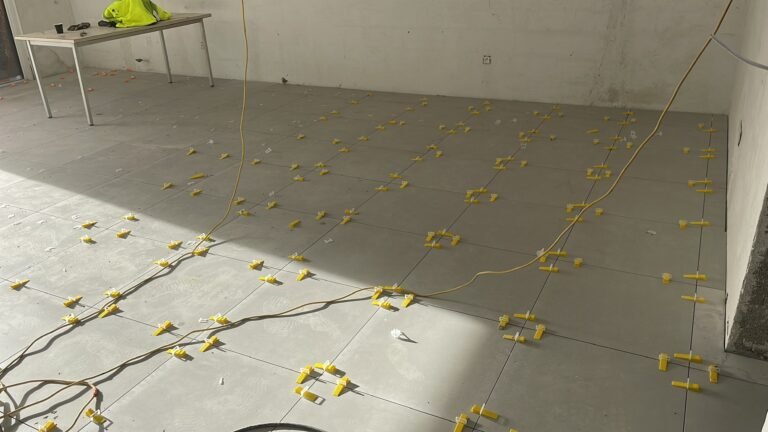 Carrelage de salon grand format avec croisillons pendant le chantier