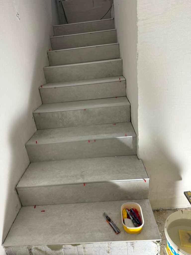 Escalier carrelé, marches et contremarches