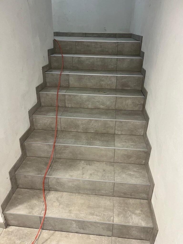 Pose de carrelage sur marches d’escalier
