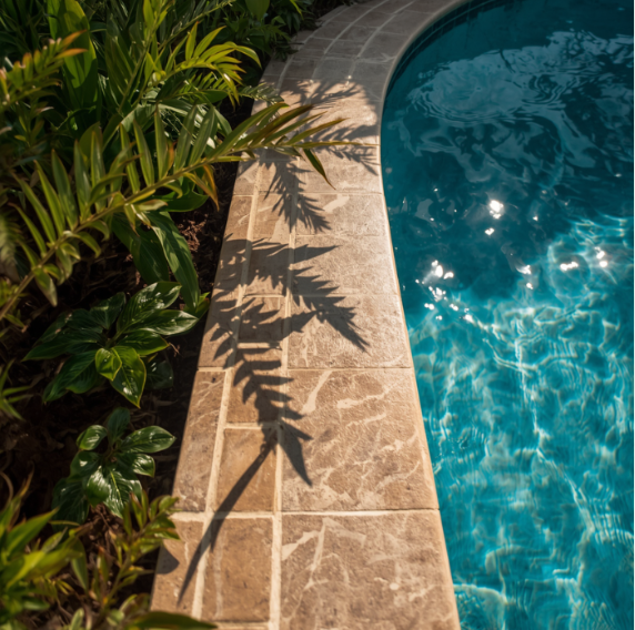Margelle de piscine en pierre au bord du bassin