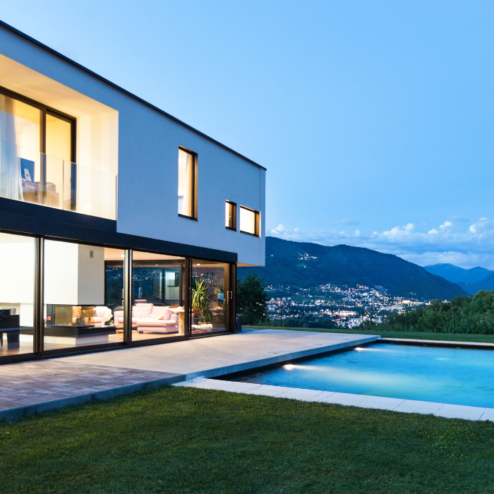 Piscine de villa contemporaine face à la vallée