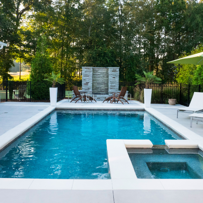 Piscine avec plage claire et margelles