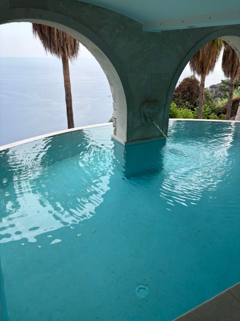 Piscine carrelée avec vue sur mer