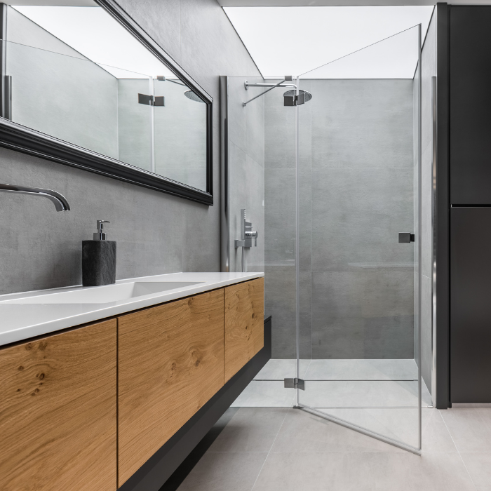 Salle de bain carrelée avec douche